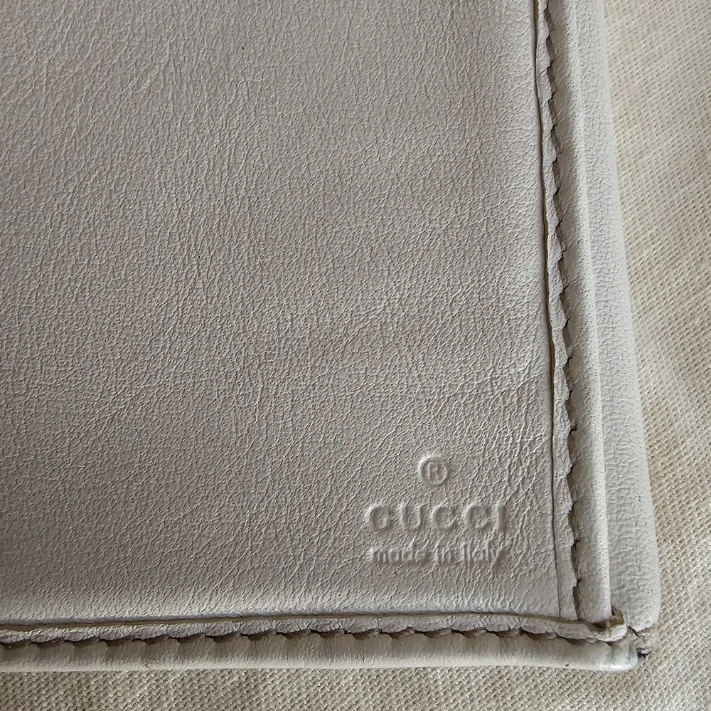 Vintage Gucci Wallet with Heart Detail - Picture 12 of 15